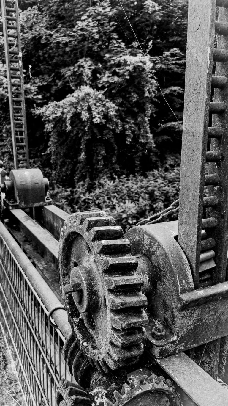 Zahnräder an einer Eisenbahnbrücke