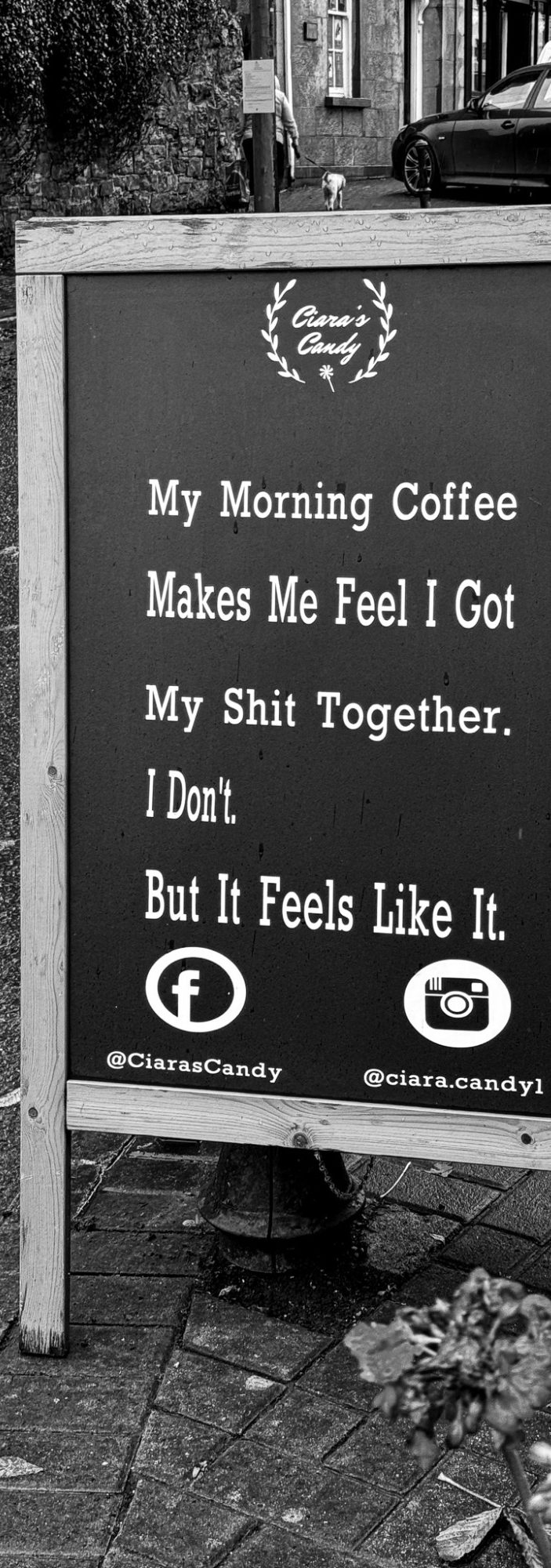 Schild vor einem Coffeeshop