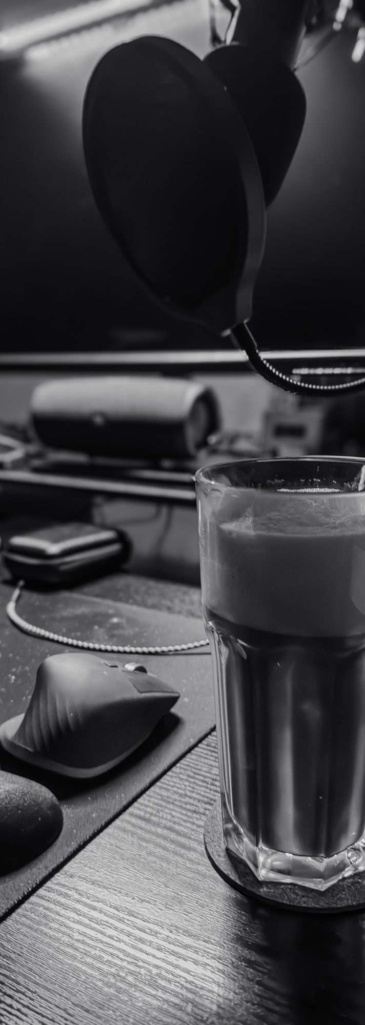 Schreibtisch mit Kaffeeglas